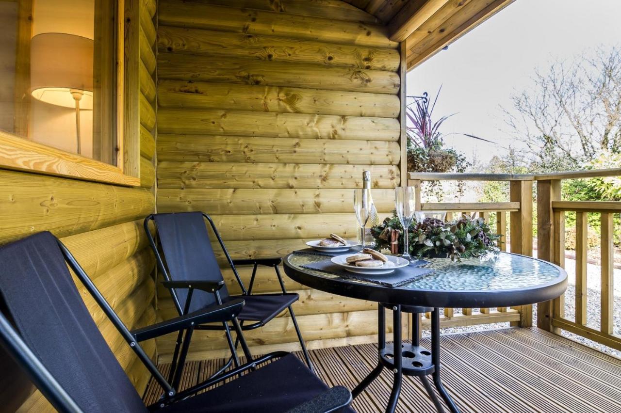 Fern Lodge - 2 Bedroom Log Cabin - Saint Florence - Tenby Buitenkant foto