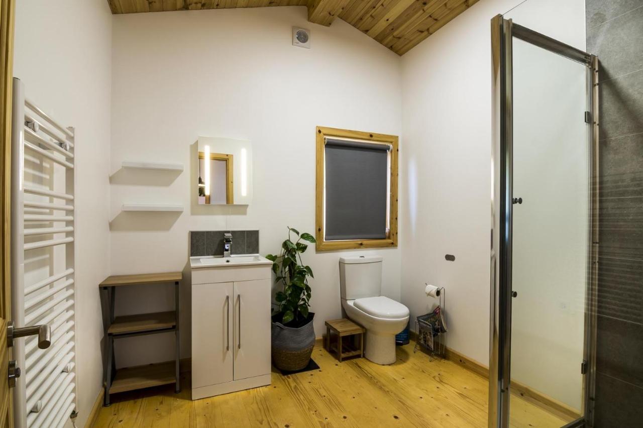 Fern Lodge - 2 Bedroom Log Cabin - Saint Florence - Tenby Buitenkant foto